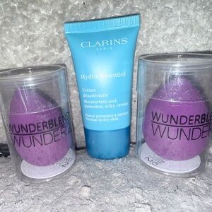 Wunderblend Sponges with free Clarins Hydra-Essentiel Moisturizer